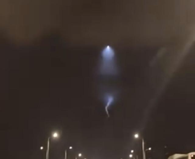 外星降临?内蒙等多地现巨大不明发光体,带着螺旋尾巴划过夜空