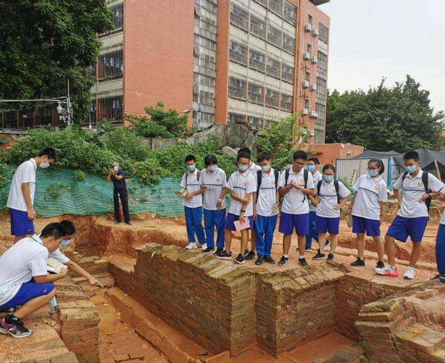 |“九所学校八个坟”？为啥很多学校选址在坟地，说出来别不信