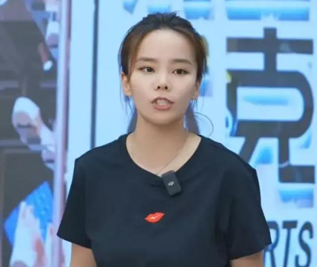 熊磊代言后,鸿星尔克掉粉200w,老吴再捐1亿,网友:野性消费2.0