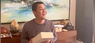 关晓彤|李亚鹏教女儿喝茶,几十万茶桌很奢华,海哈金喜穿千元T恤很妩媚