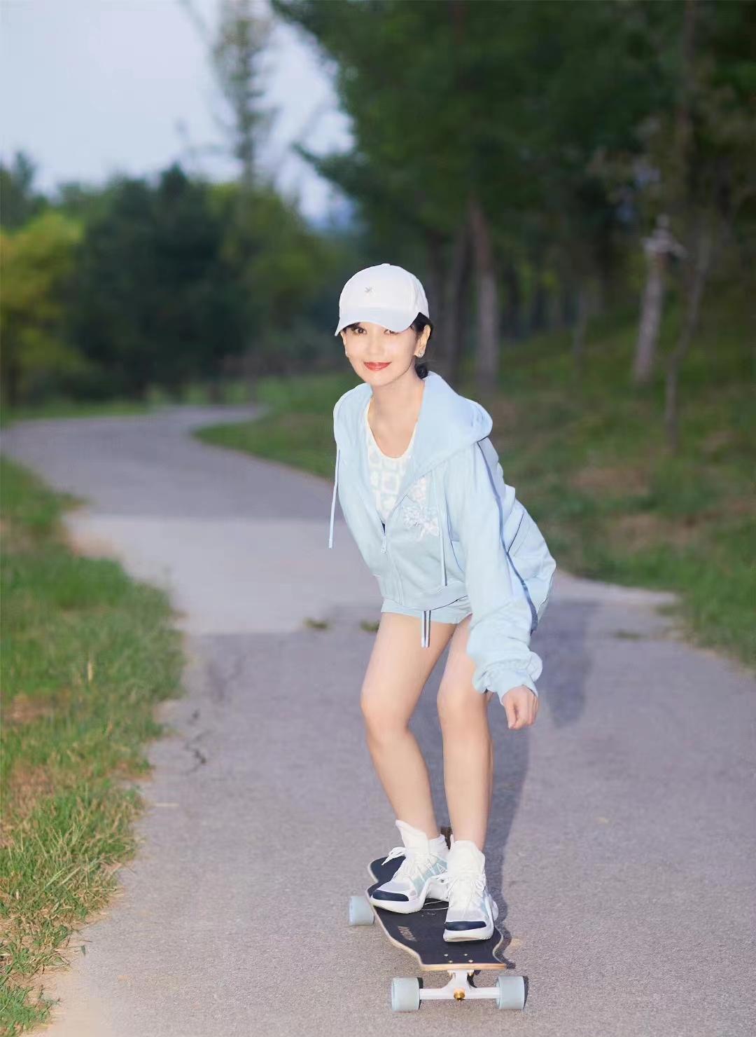 |赵雅芝粉丝喊话经纪人—为何让70岁老人穿厚底鞋踩滑板摆拍？