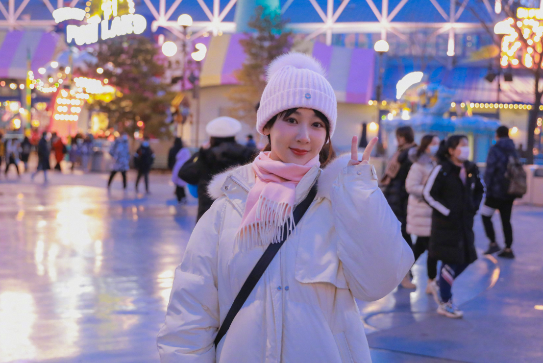 杨紫|杨紫晒环球影城游客照，打扮时尚宛如少女，第一件事居然是吃饭