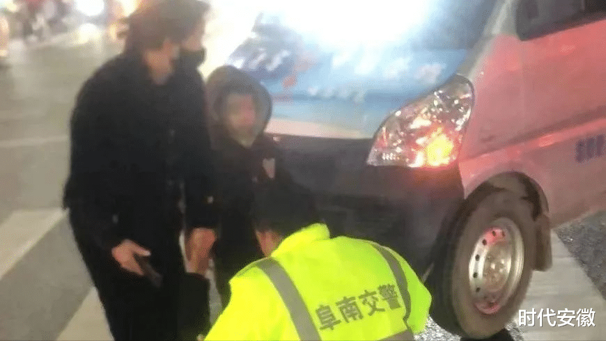 阜南一幼童闹市被车撞伤 辅警下班路过紧急救助