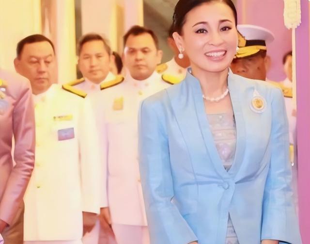 苏提达|苏提达“水桶腰”身材走样，礼服出镜选错造型，形体短板显露无疑