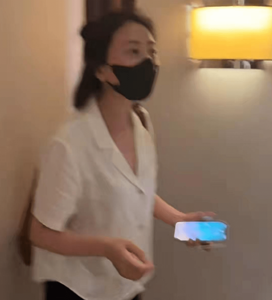 高圆圆|42岁高圆圆素颜现身认不出，小眼睛无眉毛