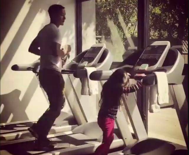 吴彦祖|吴彦祖一家三口穿传统服装参加花车巡游，8岁女儿越长越美太惊艳