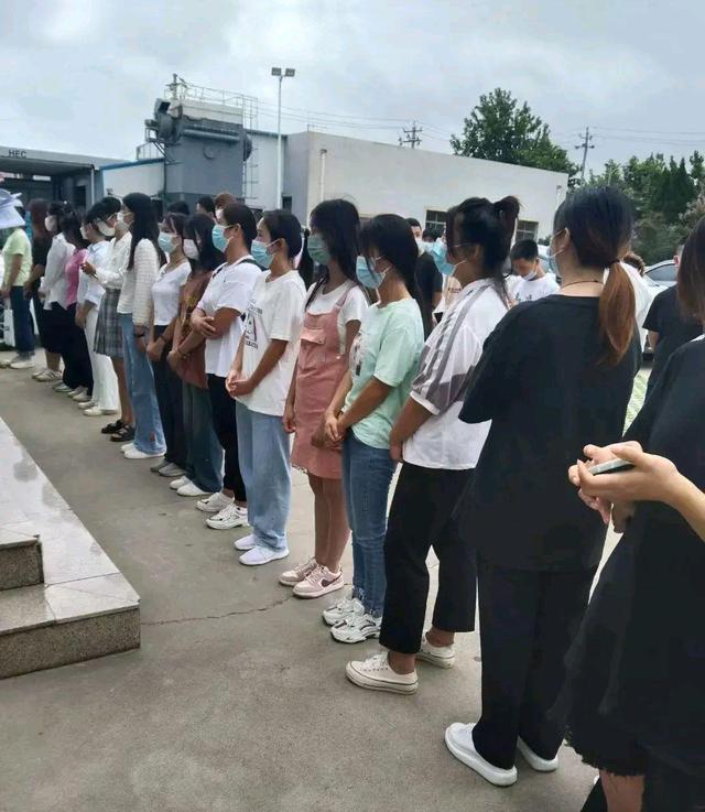 通信业|老板怒骂员工踩点下班，员工：到点不下班，在这里给你守灵吗？