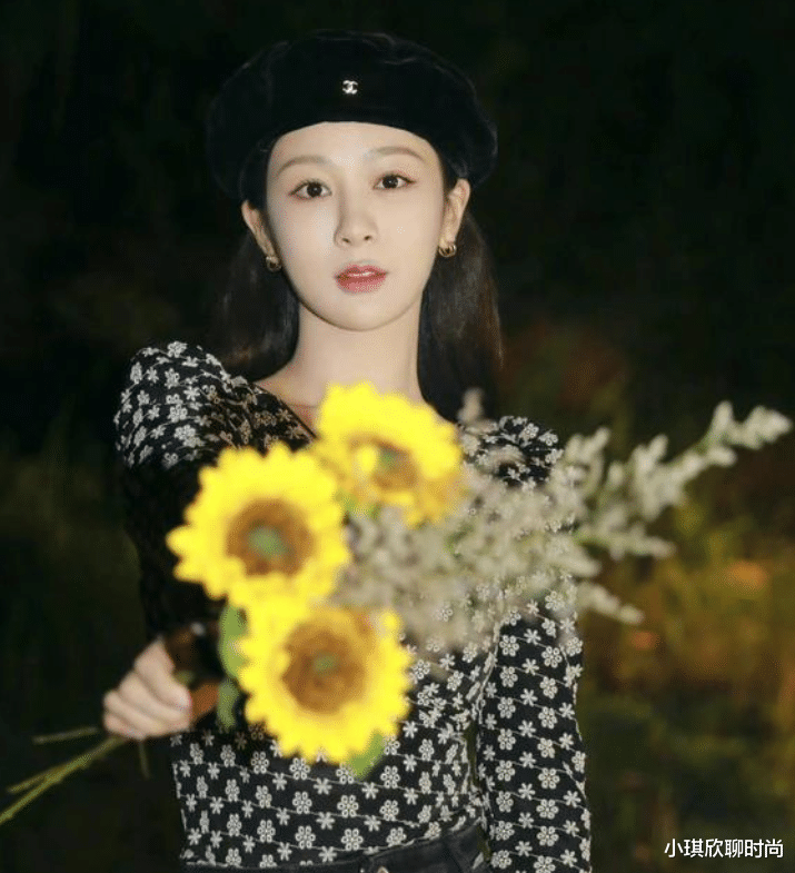 银耳 不再是平刘海的杨紫真的大变样!一身装扮成熟大方,秒变高级