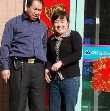举重|举重冠军沦为搓澡工，退役后饱受男性特征困扰，如今结婚事业有成