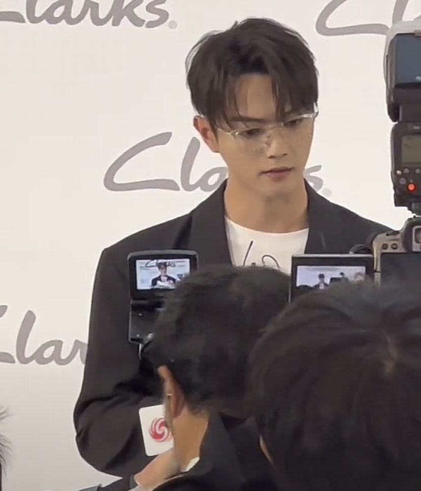 许凯|许凯杭州参加品牌活动,脸蛋白净戴眼镜斯斯文文:长这么帅还宠粉