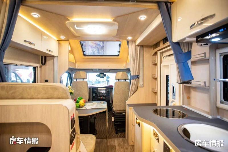 小顶设计的房车，带干湿分离卫浴室真方便，隐藏大床能睡一家四口