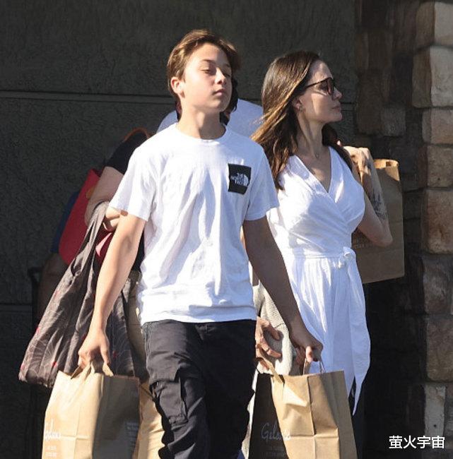 安吉丽娜·朱莉|安吉丽娜·朱莉太仙了!和14岁的儿子像姐弟,瘦成皮包骨身姿仍挺拔