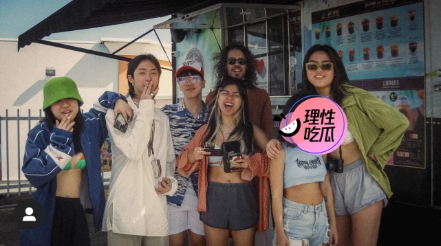 伊能静|伊能静儿子野外度假，赤裸上身山间嬉戏，不顾危险坐副驾驶探出头