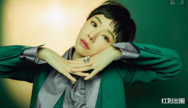 林心如|46岁林心如罕露事业线，身材好到多次拉扯裙子，戴上亿戒指太夸张