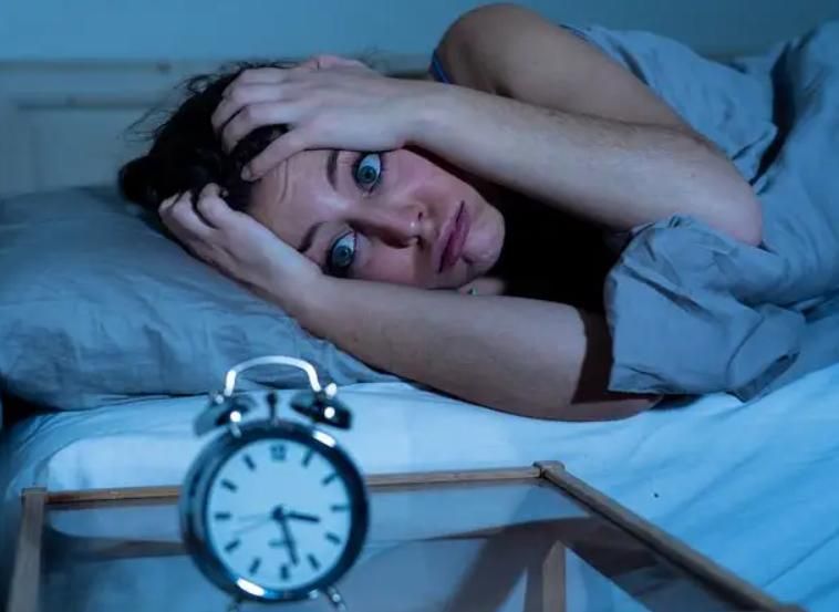 失眠|睡觉时尽量把脚露在外面,有什么作用?医生:常失眠,或与肝有关