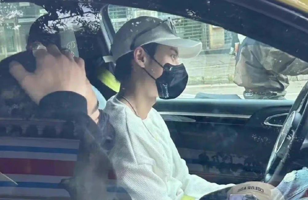 王鹤棣乐山打篮球视频,打篮球时被粉丝们围观,毫无一点明星架子