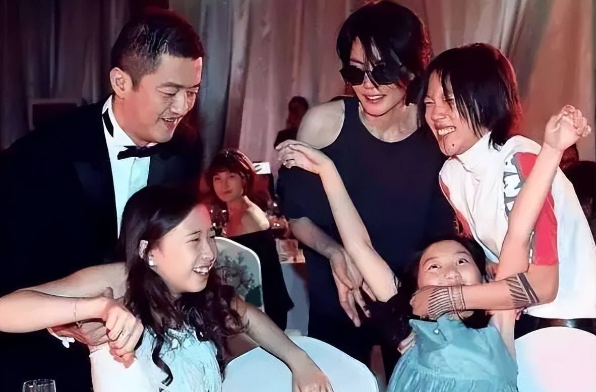 王菲|揭开王菲真实身份后，方知谢霆锋弃子挽妻的明智之举