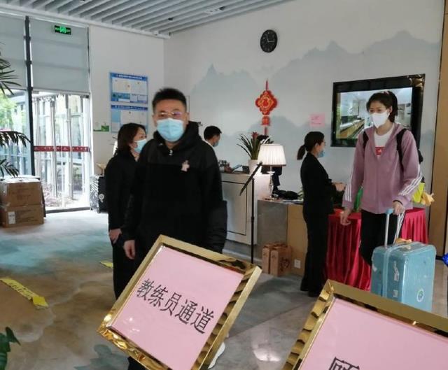 蔡斌|女排兵发漳州备战！李盈莹紧跟蔡斌步伐，袁心玥抢眼，郑益昕可爱