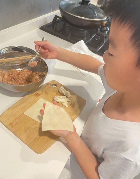 |众星发文庆母亲节，沈梦辰夸妈妈是女神，丁程鑫手写明信片好暖心