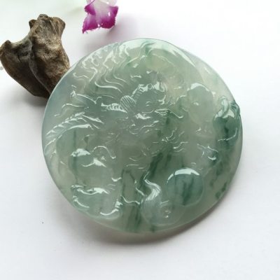 翡翠|霸气侧漏的「翡翠龙牌」有什么寓意?适合哪些人群佩戴?