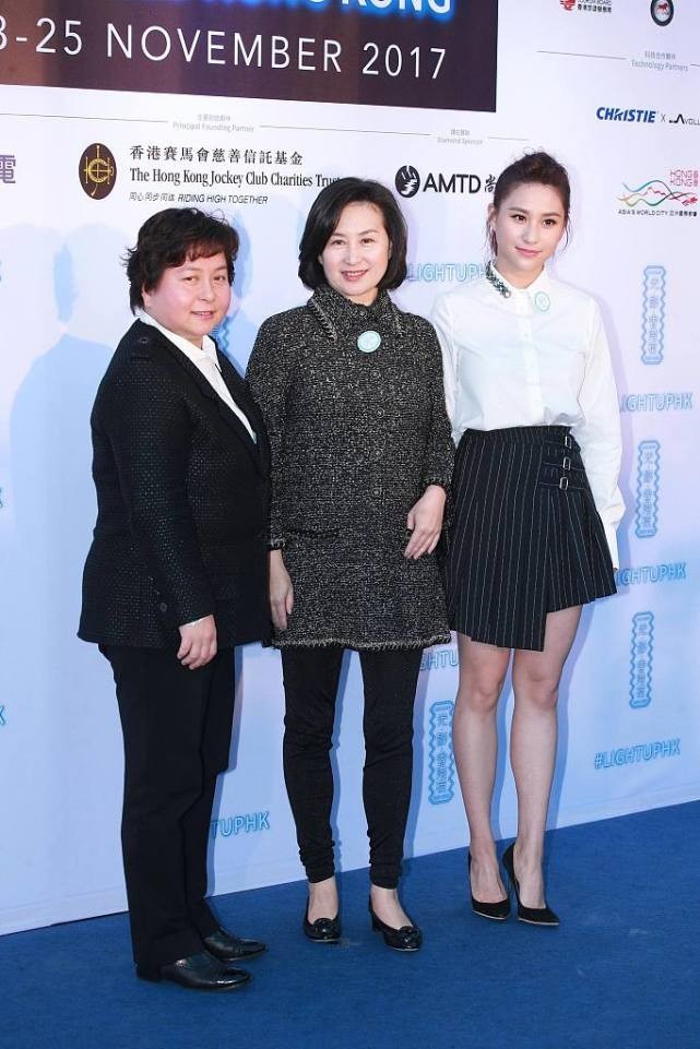 何超琼和何超莲不愧是同父异母,虽然一样的高贵,但各自气质不同