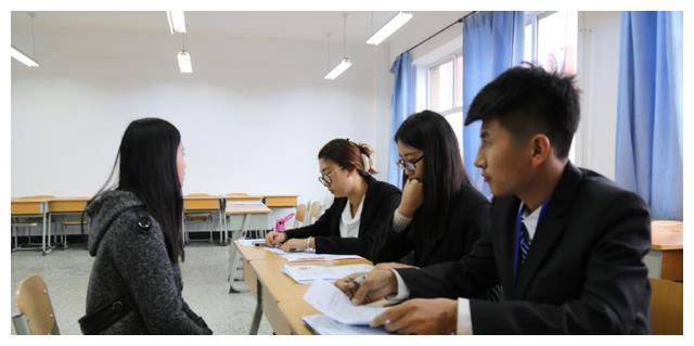 hr|女子面试时发现自己的室友，网友：到底是同学？还是室友？