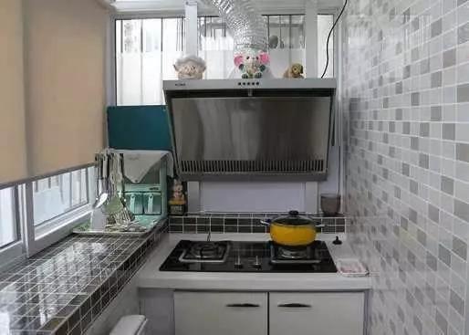 老婆嫌房子小,偷偷把阳台改成厨房,没想到邻居找上门讨说法