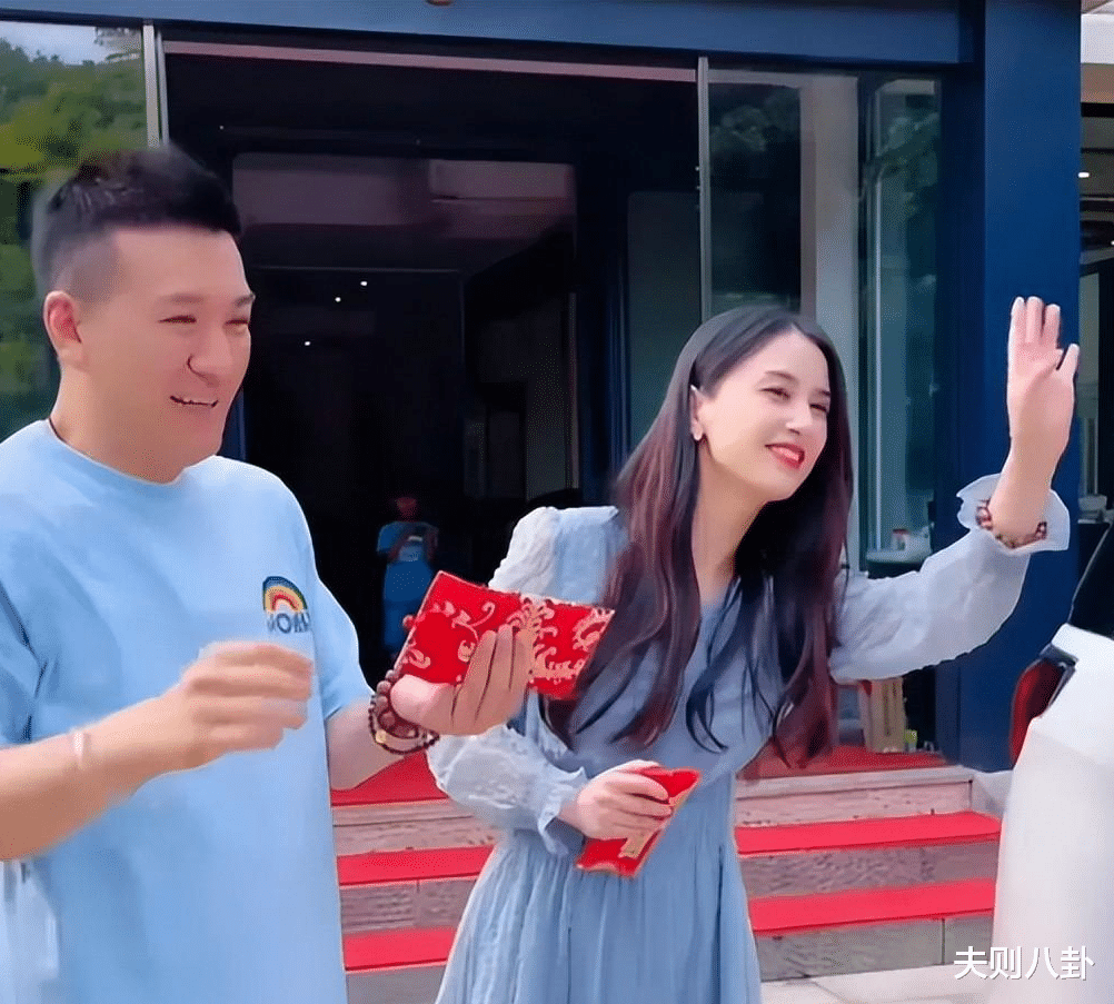 明星夫妻|表面“秀恩爱”，实际“割韭菜”，这明星夫妻离翻车不远了