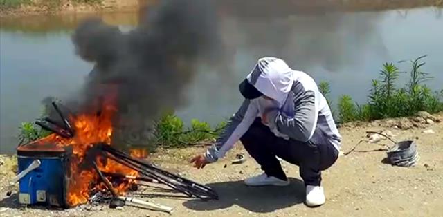 |男子为戒钓鱼瘾，直接蹲在岸边烧掉全部渔具，网友：出不了坑啦