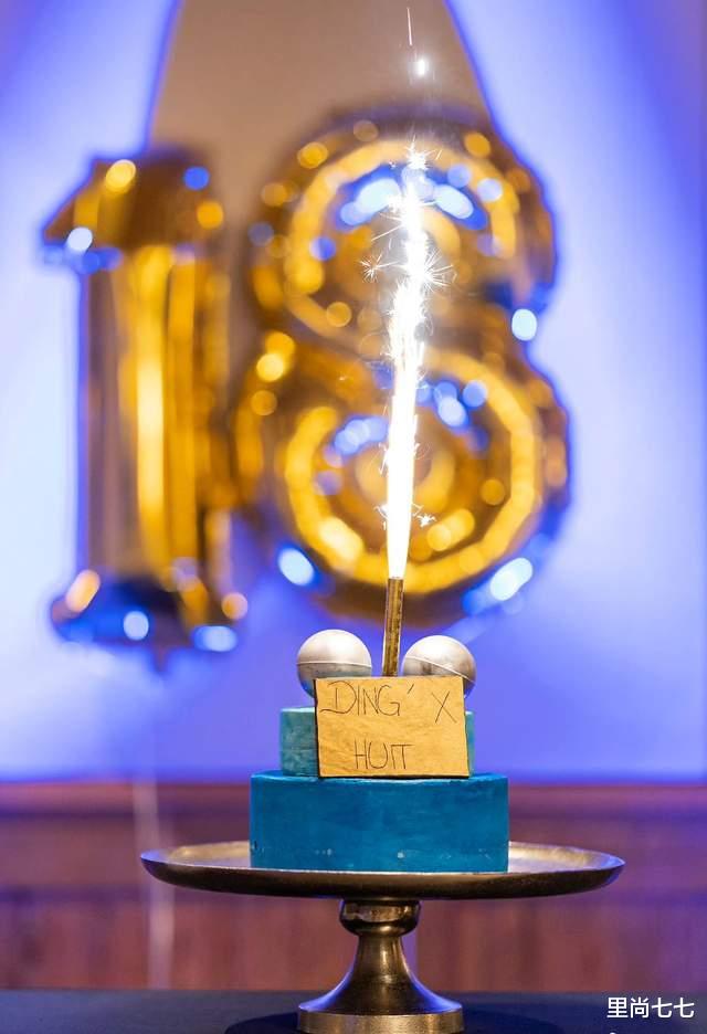 陈婷|张艺谋次子成人礼,穿肥大西装好敷衍,娇妻礼服配珠宝反成主角