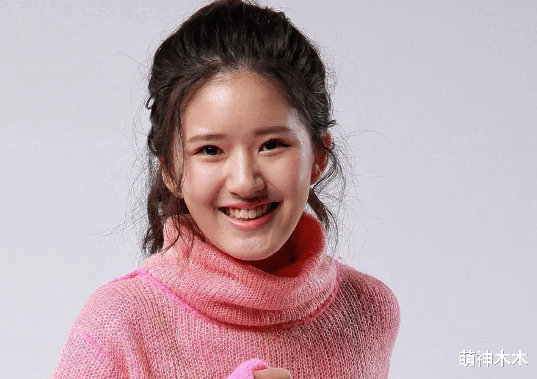 赵露思|尴尬！赵露思杂志未修图流出，五官扁平痘痘多，少女感全靠后期修