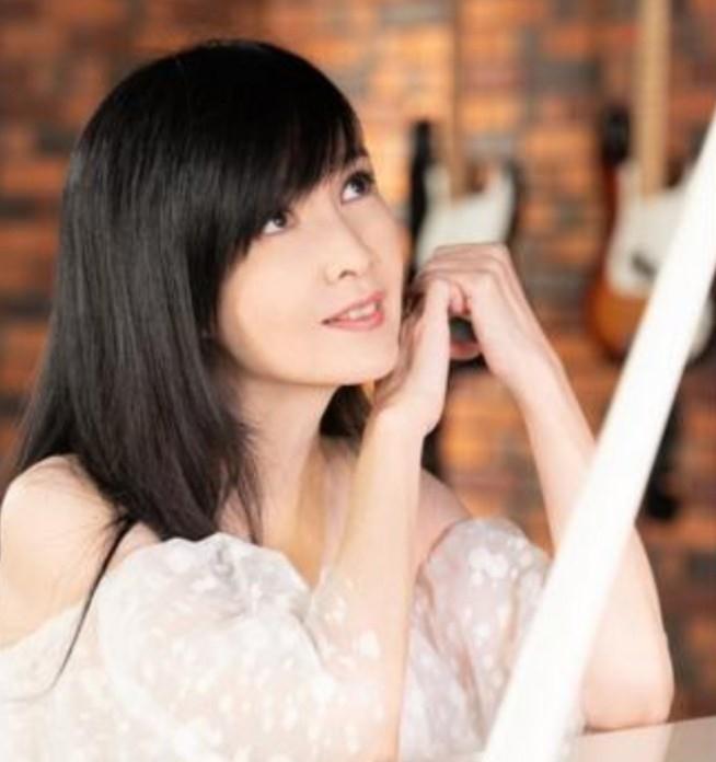 周慧敏|54岁周慧敏近照曝光,脸蛋无皱纹冻龄似少女,结婚14年至今无子