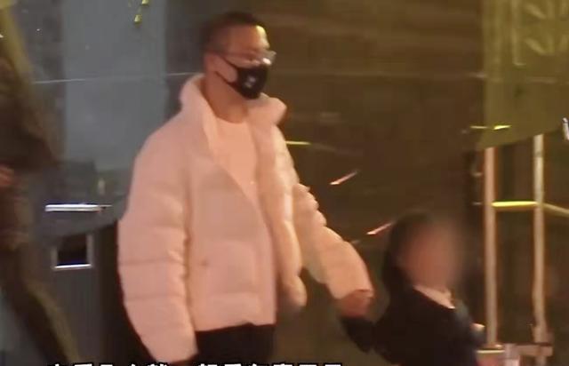 杨幂|汪峰一家四口外出就餐,章子怡亲吻儿子显母爱,两位保姆随行阵仗