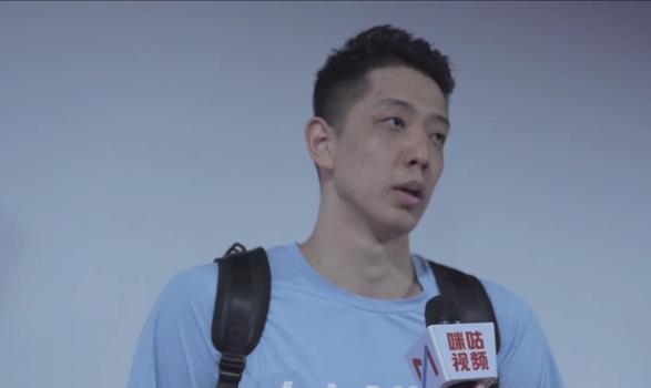深圳男篮|深圳球霸赛场骂队友，更衣室险些大打出手，与教练赛后又起冲突