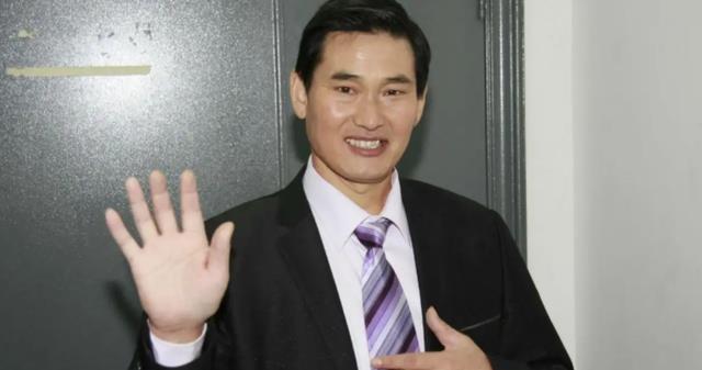 陈萌|陈萌秀钻戒名车200平婚房，陈亚男疑被解约，网友：肠子悔青了