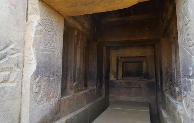 1972年内蒙发现清代女子大墓，尸身穿龙袍240年不腐，墓主是谁？