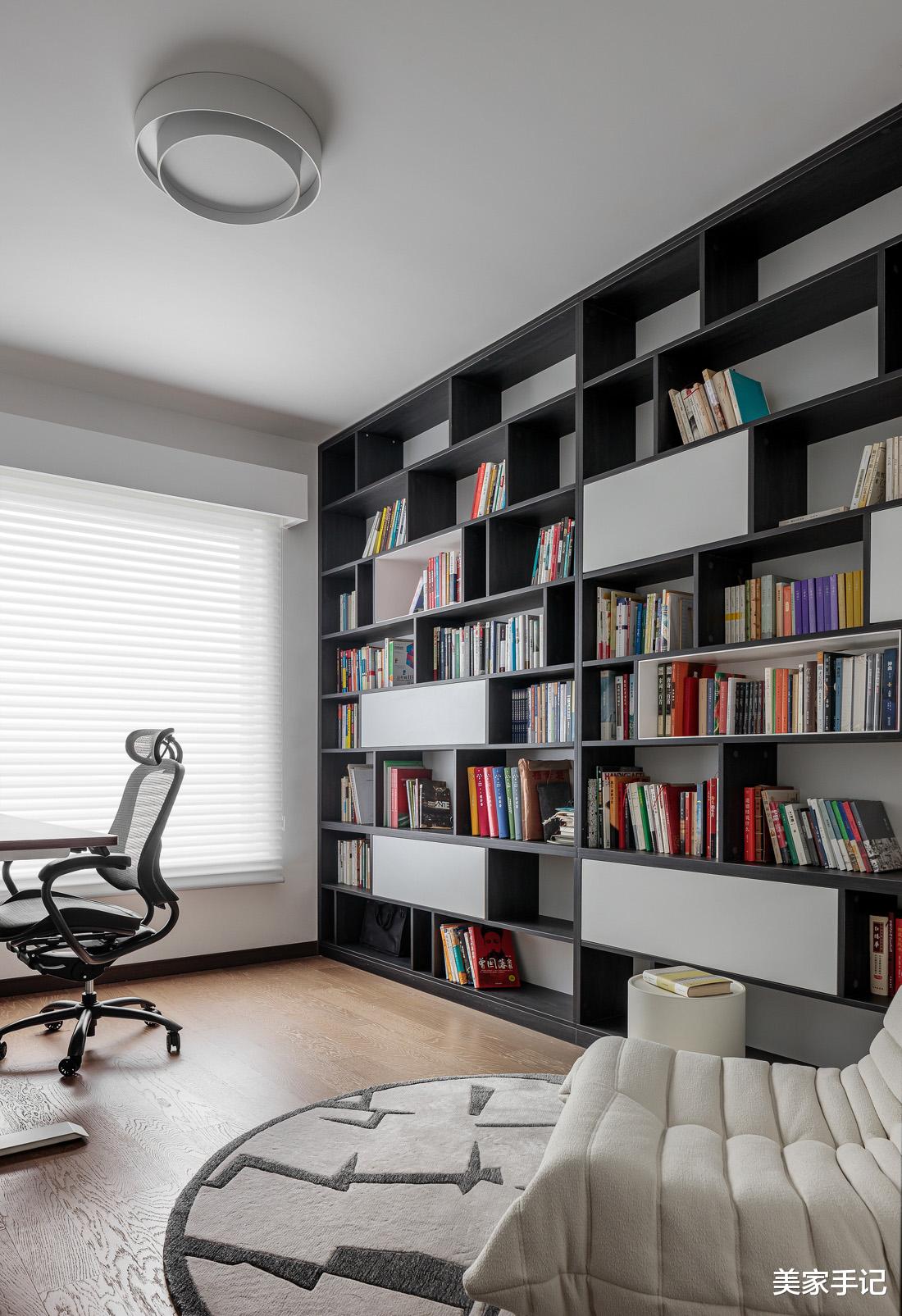 这对夫妻太有远见，坚持客厅摒弃阳台，电视墙打满柜子，场面实用大气