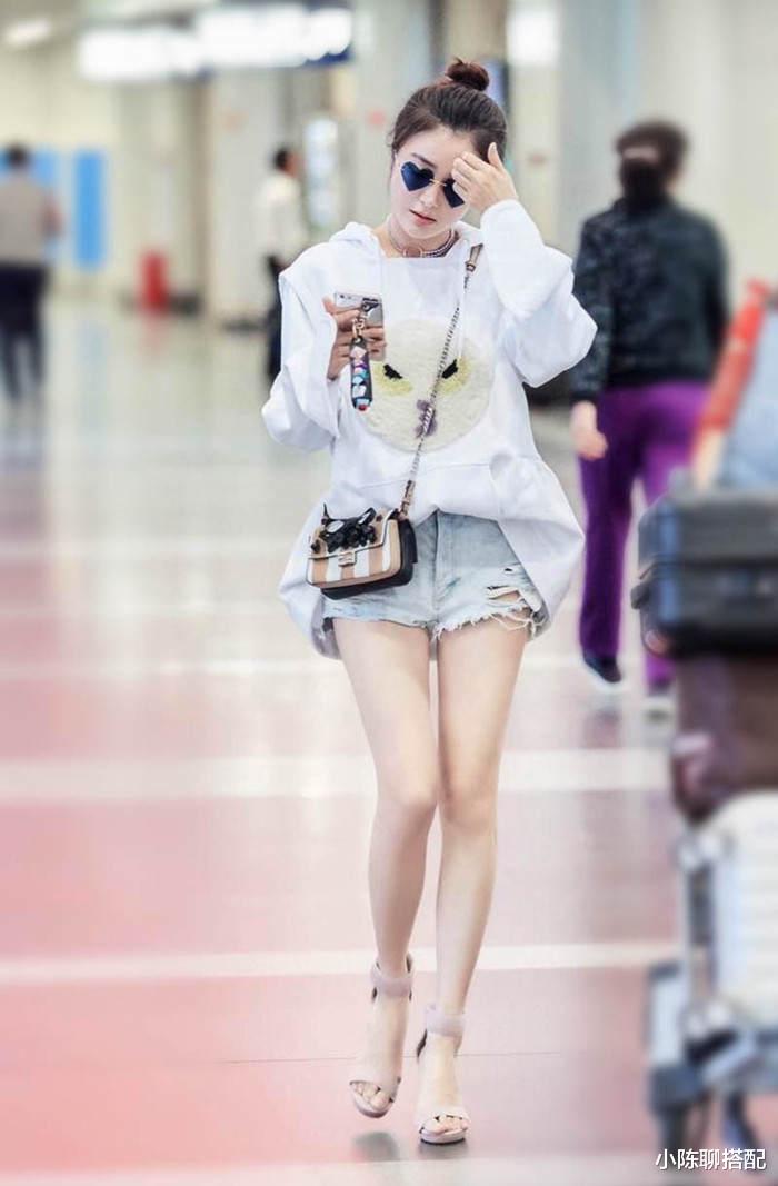 秦岚|秦岚是被冻龄了吗？衣不选花，巧妙混搭，谁能看出她已经43岁