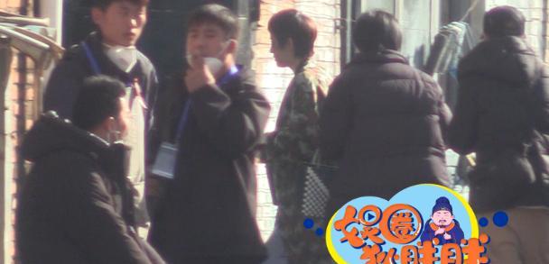 孙俪|孙俪霸气红衣登时尚杂志开年封面穿迷彩服拍广告现场忙碌玩手机