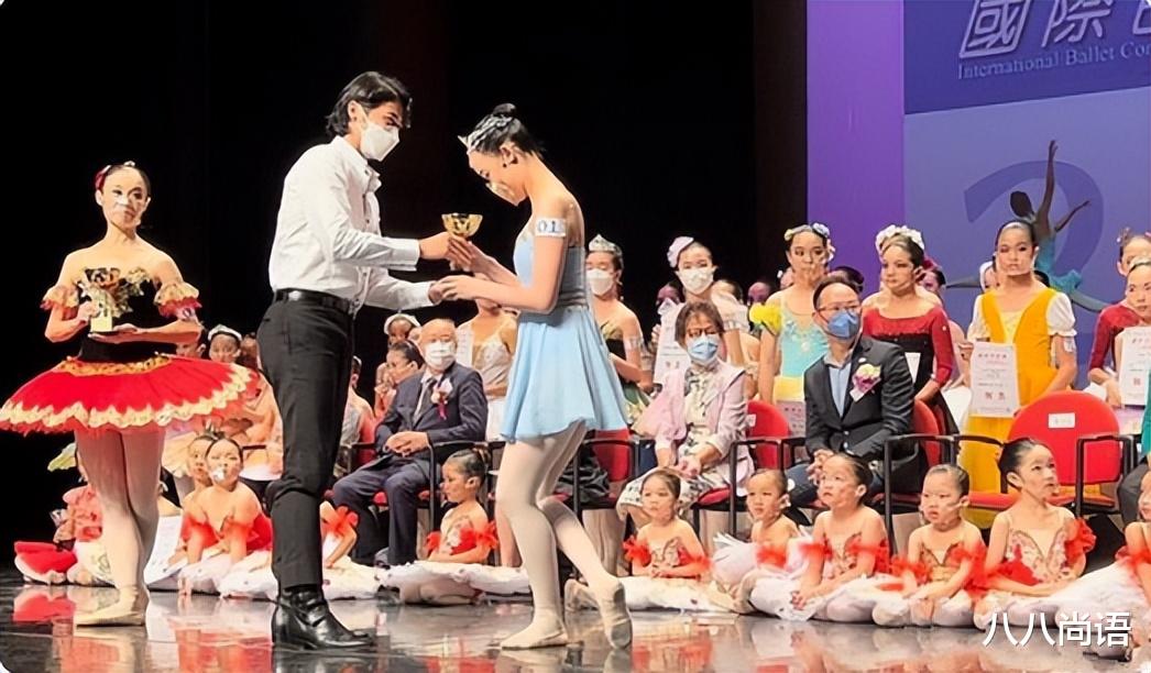 刘銮雄|刘銮雄女儿罕见出镜,身材苗条气质出众,妈妈吕丽君给女儿点赞