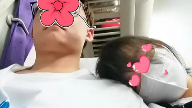 男子坐火车被陌生女孩借肩睡觉，肩膀都被压麻了，感觉很开心