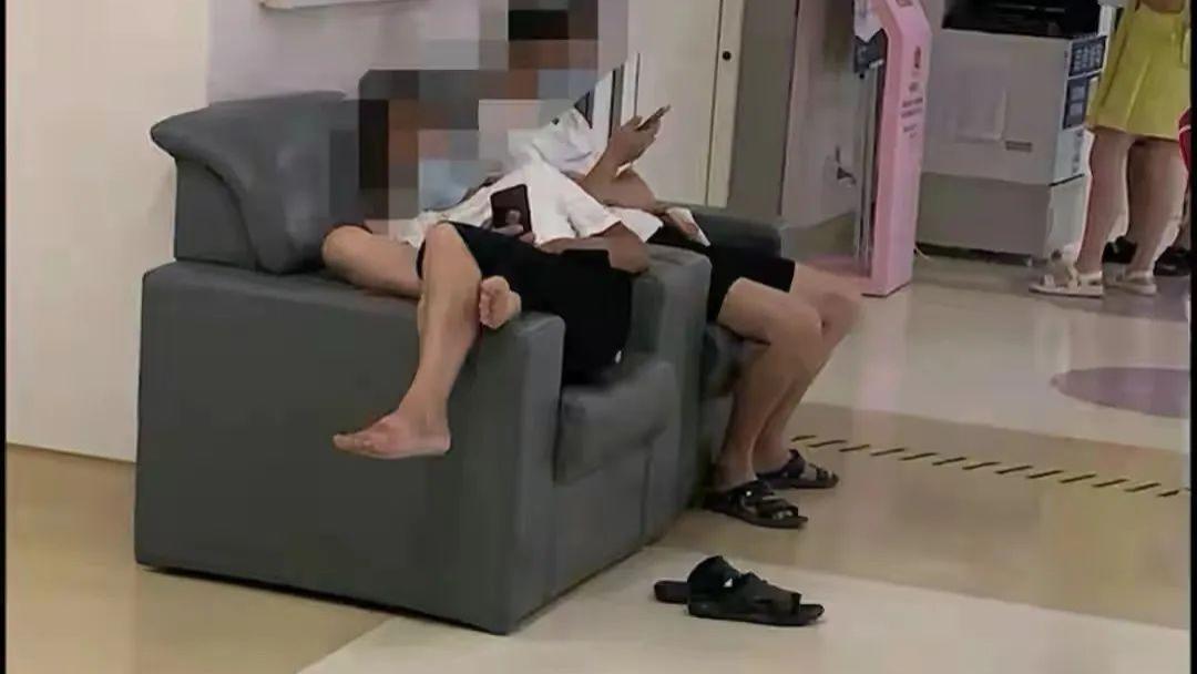 多厚的脸皮！两男子霸占妇产科沙发，孕妇们只能“排排站”？