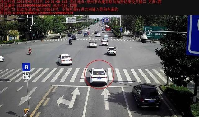直行信号灯是绿灯,左转是红灯,在左转车道直行算闯红灯吗?