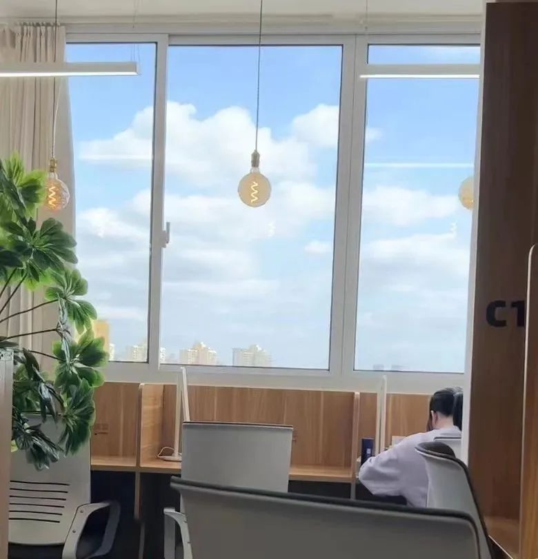 广州市|假装上班的年轻人，背负着怎样的压力？