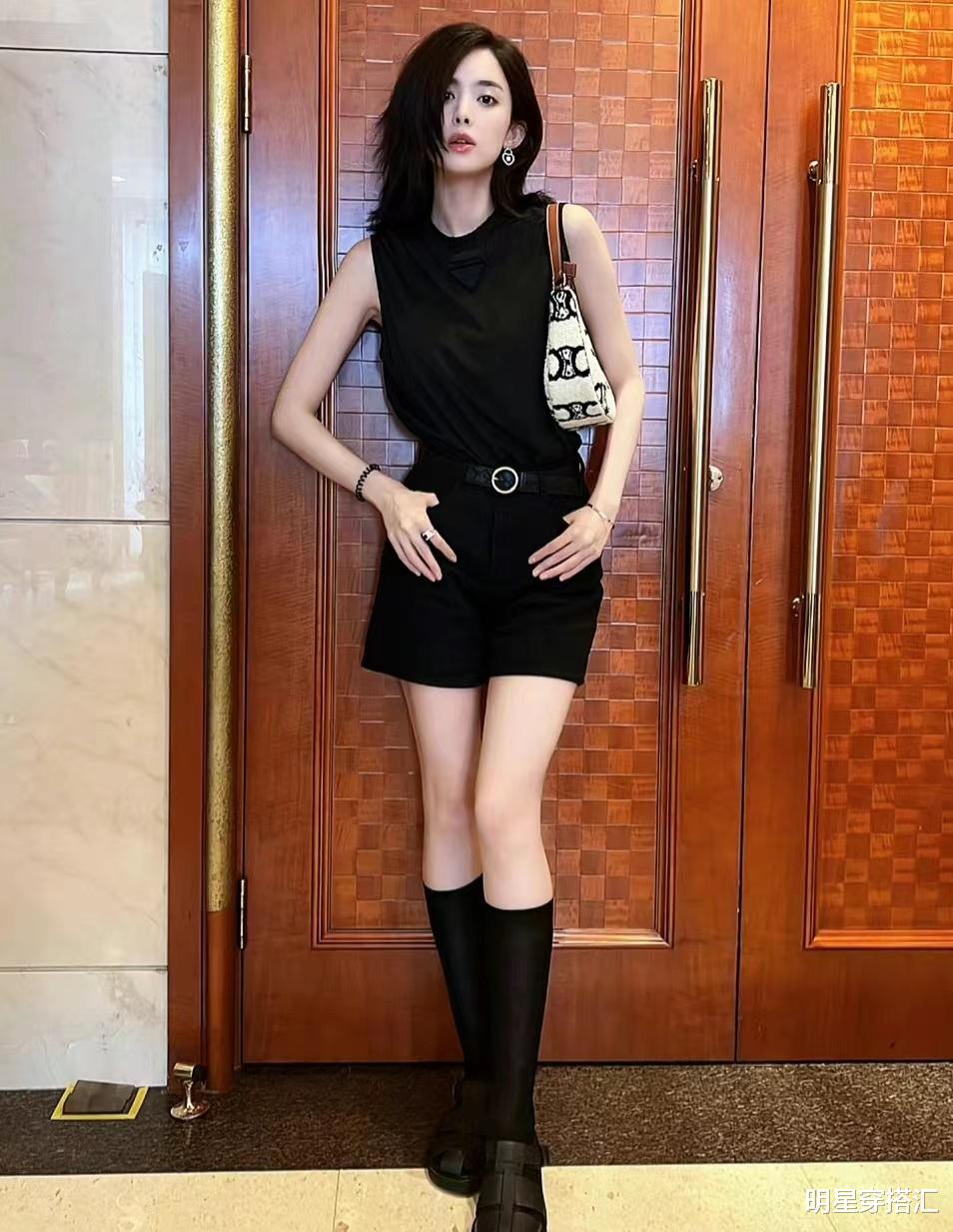 古力娜扎all black无袖T恤配短裤和凉鞋，清爽的高挑靓丽