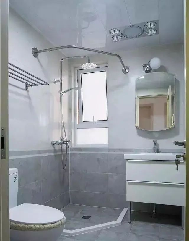 99平紧促小三室，一进门把人迷住，17万装修太值，客厅漂亮极了