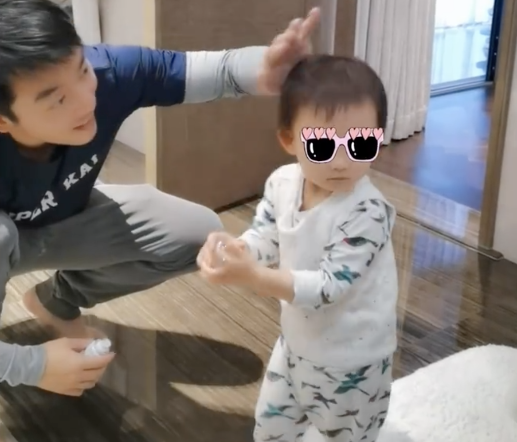 郑恺|郑恺官宣苗苗二胎产子!宝宝用手比六皮肤白,姐姐Anna暖心亲吻