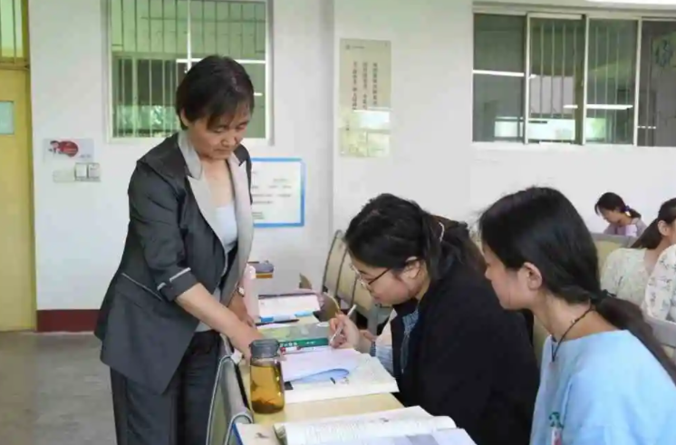 大学生|大学生留校任教优势明显，学生应该怎样做？硬件和软件缺一不可