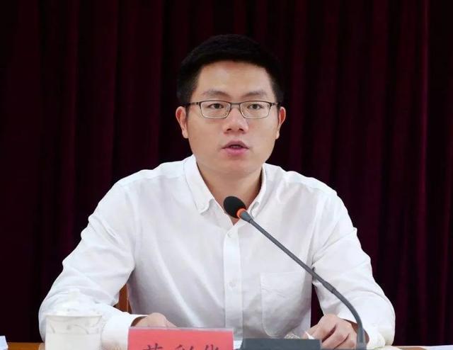 考试|首位90后“男县长”走红,长相出众,实力更是让人看了没话说!