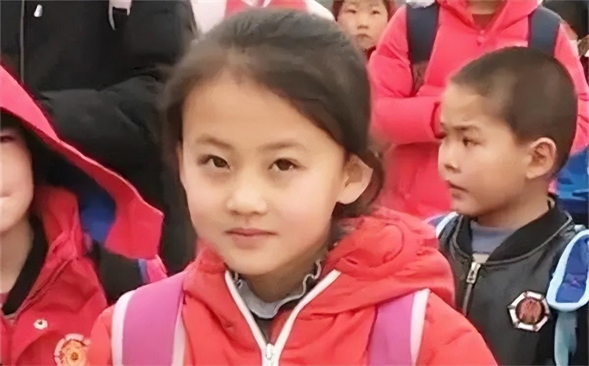 铁嘉欣:七岁“微笑女孩”走红,父母因此为她拒绝100万的签约!
